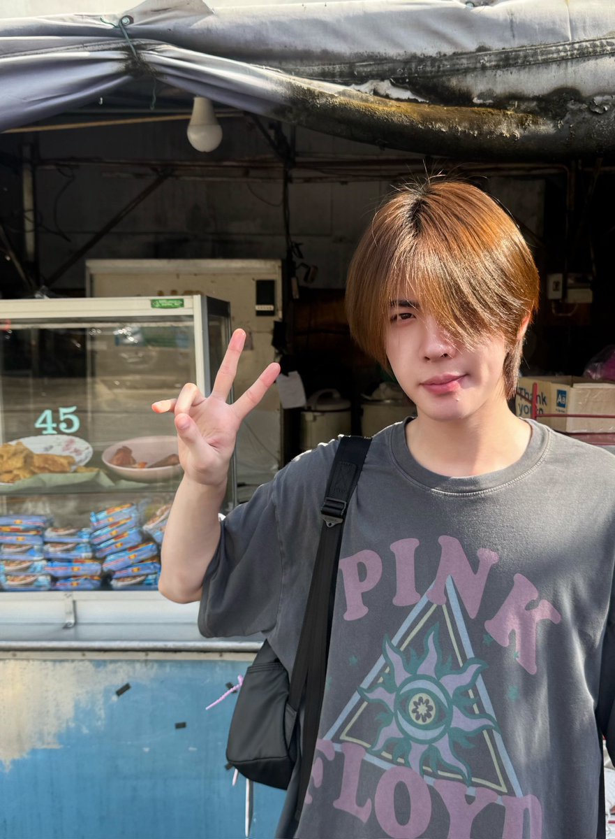 PrincessDarari's tweet photo. @TLE_mtm เอ๊ะะะ! ฮุๆๆ ไม่รู้ว่ามีแฟนมั้ยย แต่ดูจากเสื้อ~แล้วววน่าจะใส่เสื้อแฟนค่ะ5555 https://t.co/NbJkIP1rDb