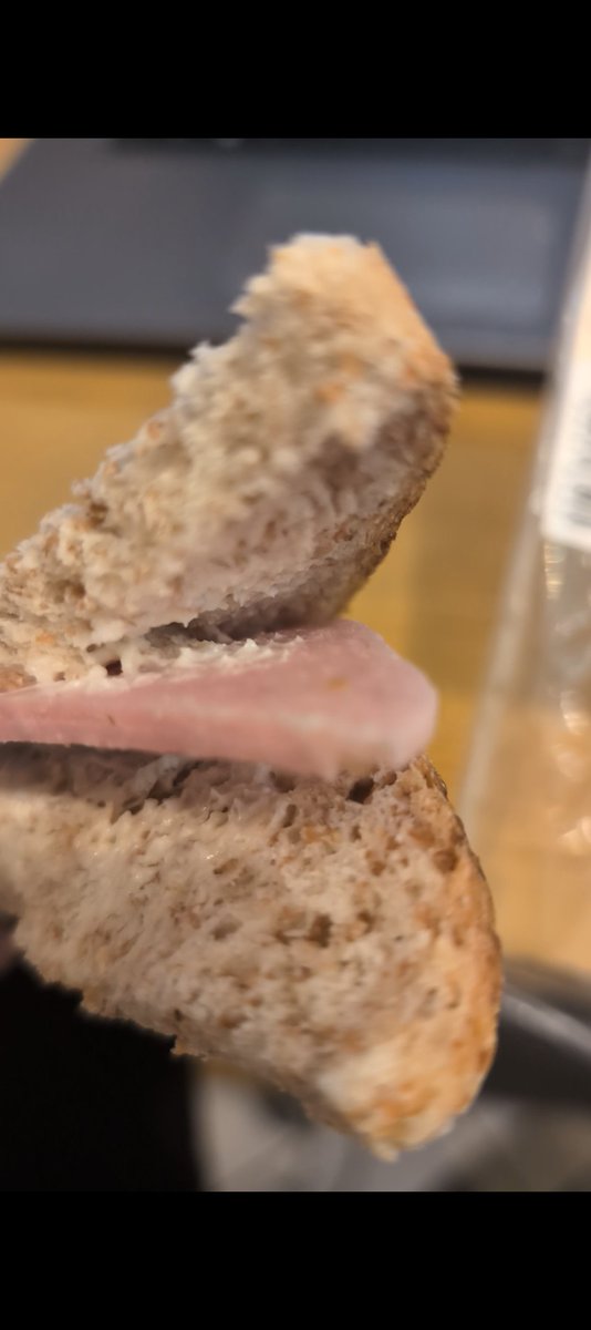 DefinitelyEv's tweet image. Bonjour @AldiFrance J'ai mangé un Club Jambon Emmental et... l'Emmental était présent sous forme de lamelle qui prend seulement 5% de la place du sandwich, donc quasiment invisible. 😅
 C'était juste pour vous informer.