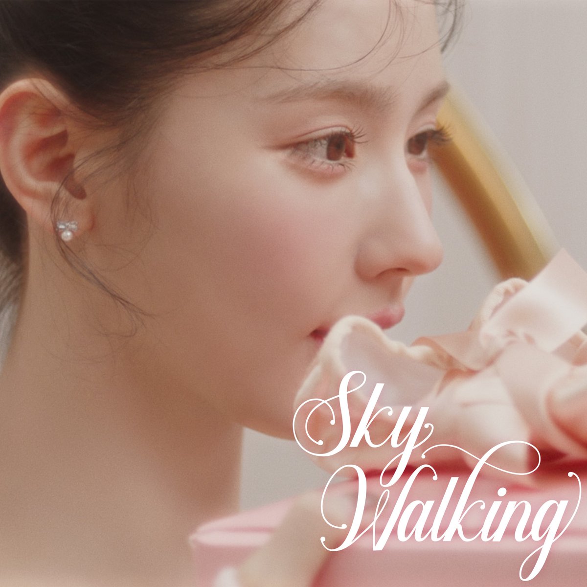 MIYEON's “Sky Walking” debuts at #1 on the best-selling daily singles QQ Music Chart (biggest music platform in China).