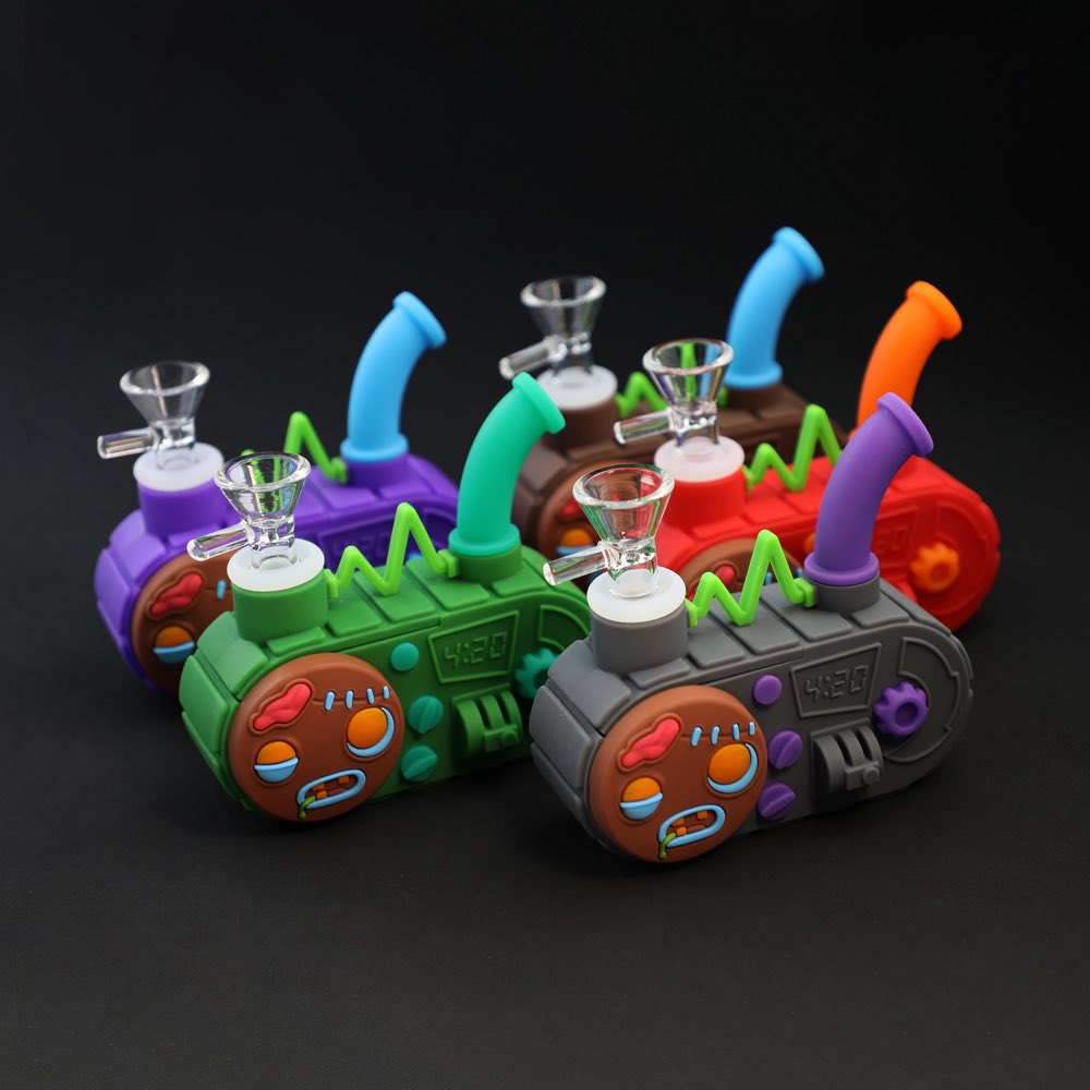 ☀️📻Enjoy this stylish radio inspired design, available in 5 colors. 🎨✨

🏕️🍹Easy to carry anywhere and simple to clean.🙌🏻🍃

yhssmoke.com

#yhsdesign #yhssilicone #cosymolds #yhssmoke