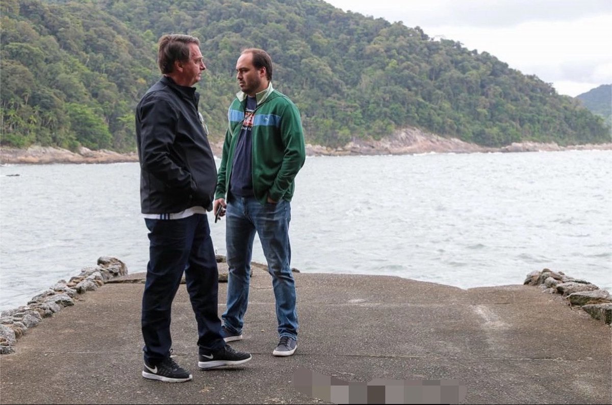 - Conversando com algumas pessoas, tive uma revelação possível e extremamente plausível. Os senhores já ouviram falar em “fishing expedition” disfarçada? Pois é. Essa é a principal linha a ser analisada no caso do assalto aos meus avós e à minha mãe.

- No apartamento da minha