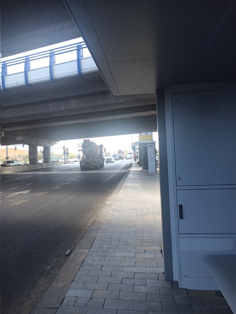 IrLeair's tweet photo. צומת חולון בדרך לשינוי - מה צפוי לנוסעים? 
החלו העבודות להקמת תחנות חדשות שככל הנראה יחליפו את תחנת "המפלצת" הקיימת בצומת חולון.
יתרונות✅
• קרבה לצומת = נגישות והחלפות נוחות.
• צל מהגשר = המתנה נוחה יותר לנוסעים.
חסרונות❌
• עלול להיווצר צוואר בקבוק למרות קיומו של הנת"צ. https://t.co/NLU8gn5gOc