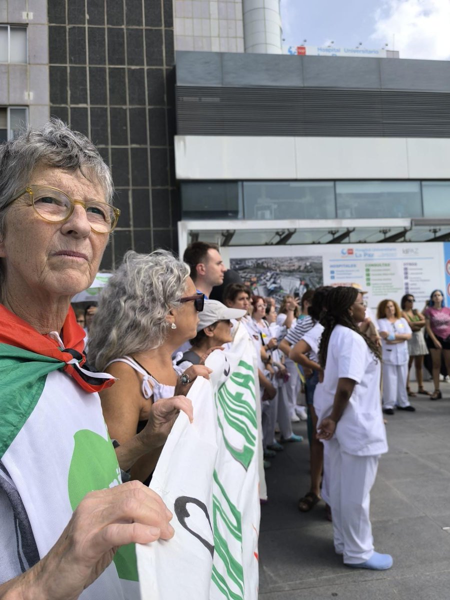 ⚠️ Ayer estuvimos apoyando la huelga simbólica del H. La Paz. 
Se denuncia:

✅ La falta de contratación durante el verano empeora cada año. 
✅ Es el hospital que más camas cierra, 397. 
✅ Sólo se han hecho contratos para cubrir el 21% de las vacaciones del personal.