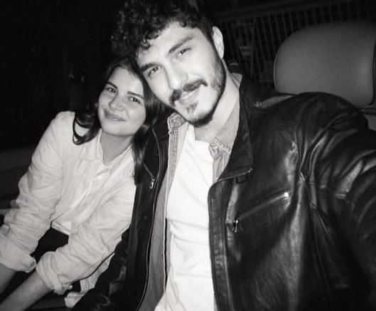 GzbnLAYXIAAyUwi?format=jpg&name=small