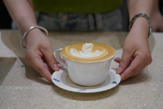 LinpingStyle's tweet photo. 🥰A flower-loving post-90s woman and her 90-year-old partner grandfather have combined love and creativity to bring warmth💞 to their community. ☕️🏡Recently, the duo opened Hebianbian #Coffee Courtyard in Tangqi #Village, #Linping, for a trial operation. https://t.co/lDWOMEruAS
