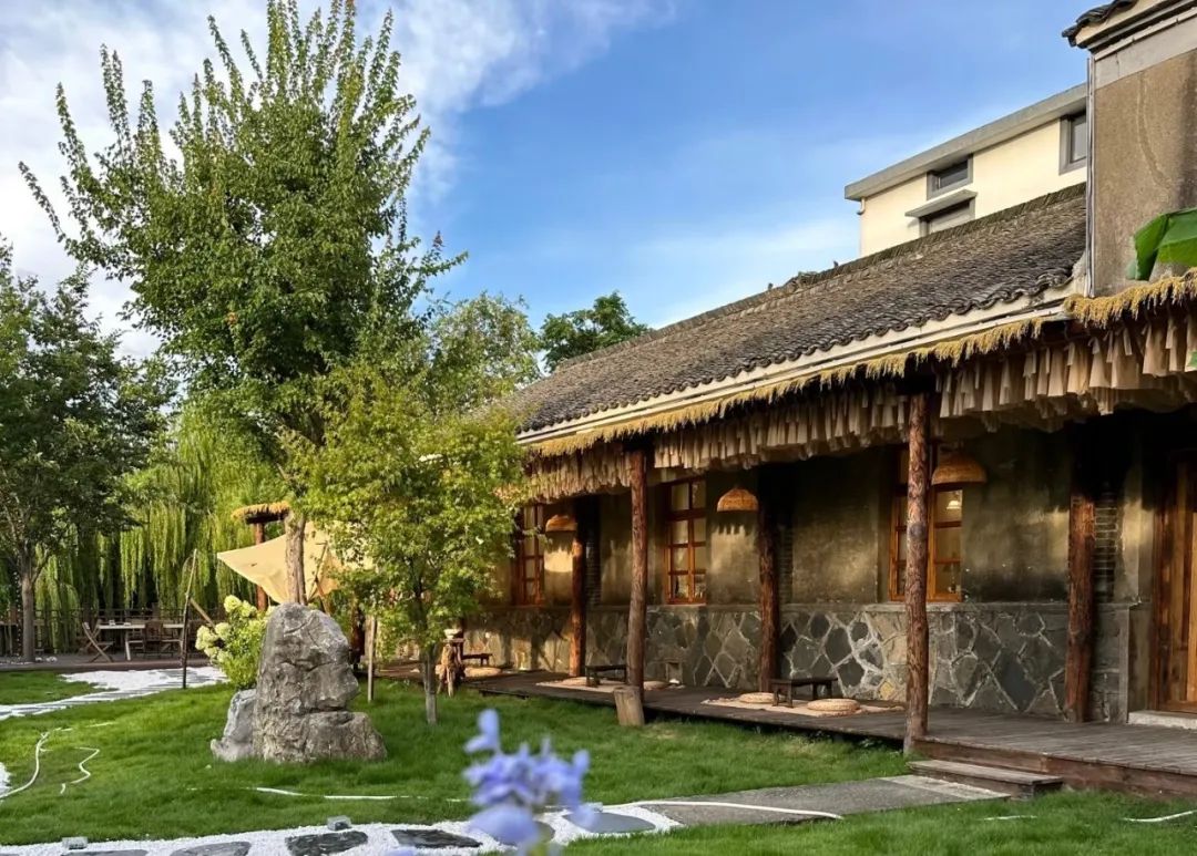 LinpingStyle's tweet photo. 🥰A flower-loving post-90s woman and her 90-year-old partner grandfather have combined love and creativity to bring warmth💞 to their community. ☕️🏡Recently, the duo opened Hebianbian #Coffee Courtyard in Tangqi #Village, #Linping, for a trial operation. https://t.co/lDWOMEruAS