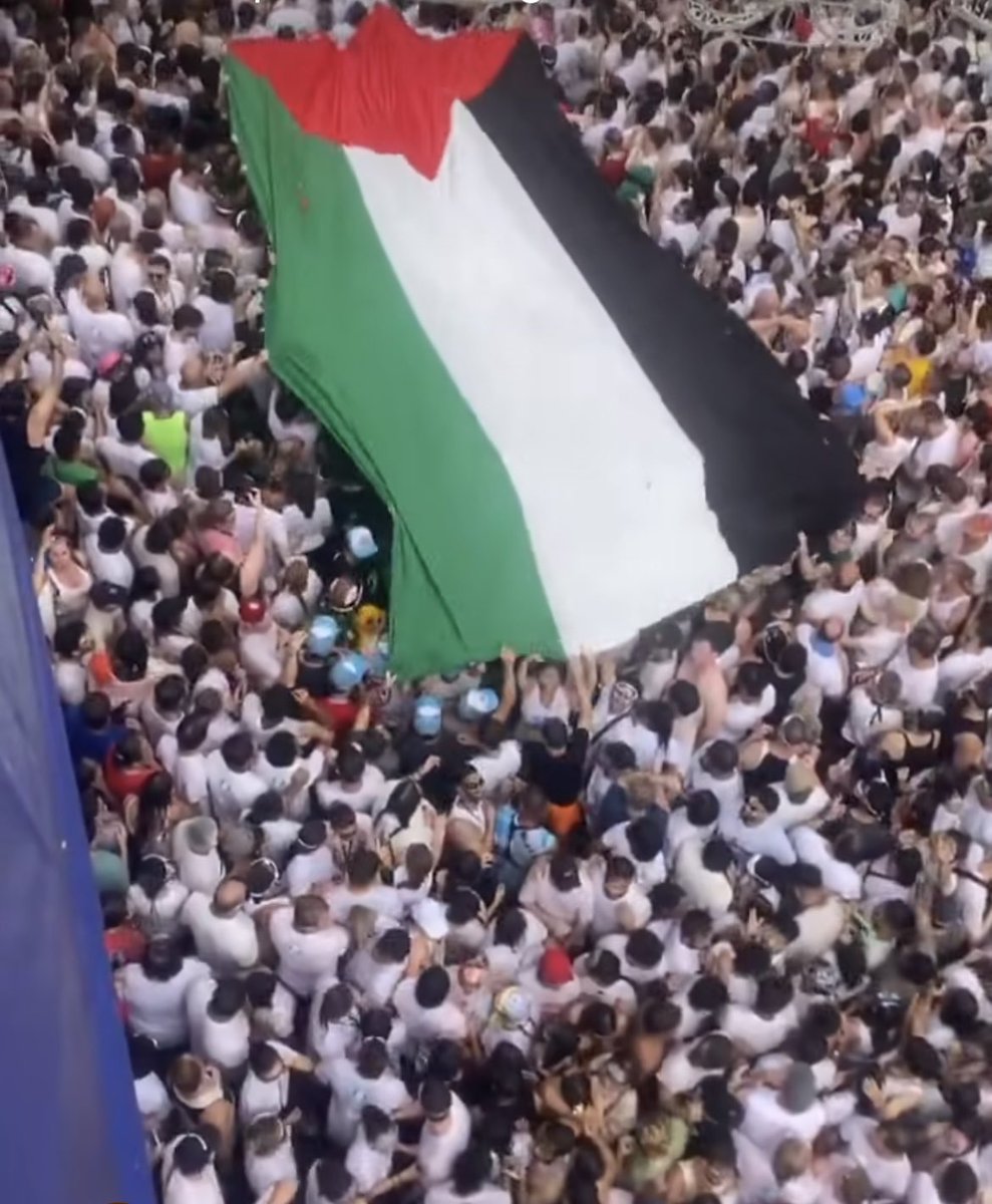 Quina meravella vore ahir la bandera palestina a #LaTomatina de #Buñol! 🥹❤️🇵🇸 Els pobles defensant la vida, la humanitat, els drets del poble palestí, front a la inacció dels governs.
Seguim al costat de #PalestinaLliure 🇵🇸 denunciant la barbàrie sionista! #BDS <a href="/BDSPaisValencia/">🇵🇸 #BDS País Valencià</a>