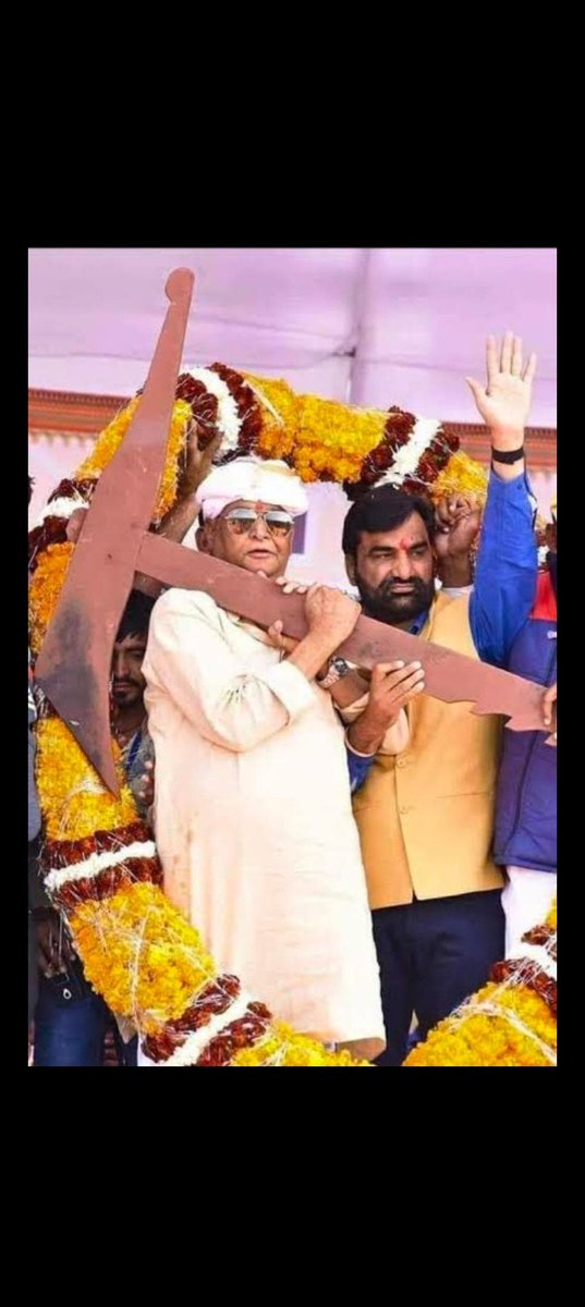 दुश्मनी जम कर करो लेकिन ये गुंजाइश रहे
जब कभी हम दोस्त हो जाएं तो शर्मिन्दा न हो
<a href="/hanumanbeniwal/">HANUMAN BENIWAL</a>