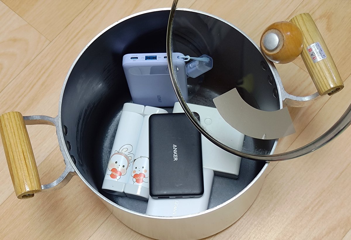 ちなみに家に居るときに
「スマホが異常に熱い！」
「モバイルバッテリーが膨らんでる！」
「ハンディファンが煙を吹き出した！」
みたいな状況になったら鍋に放り込んでフタをするんだ

消防でも推奨されてる一番安全な対処法なのよ