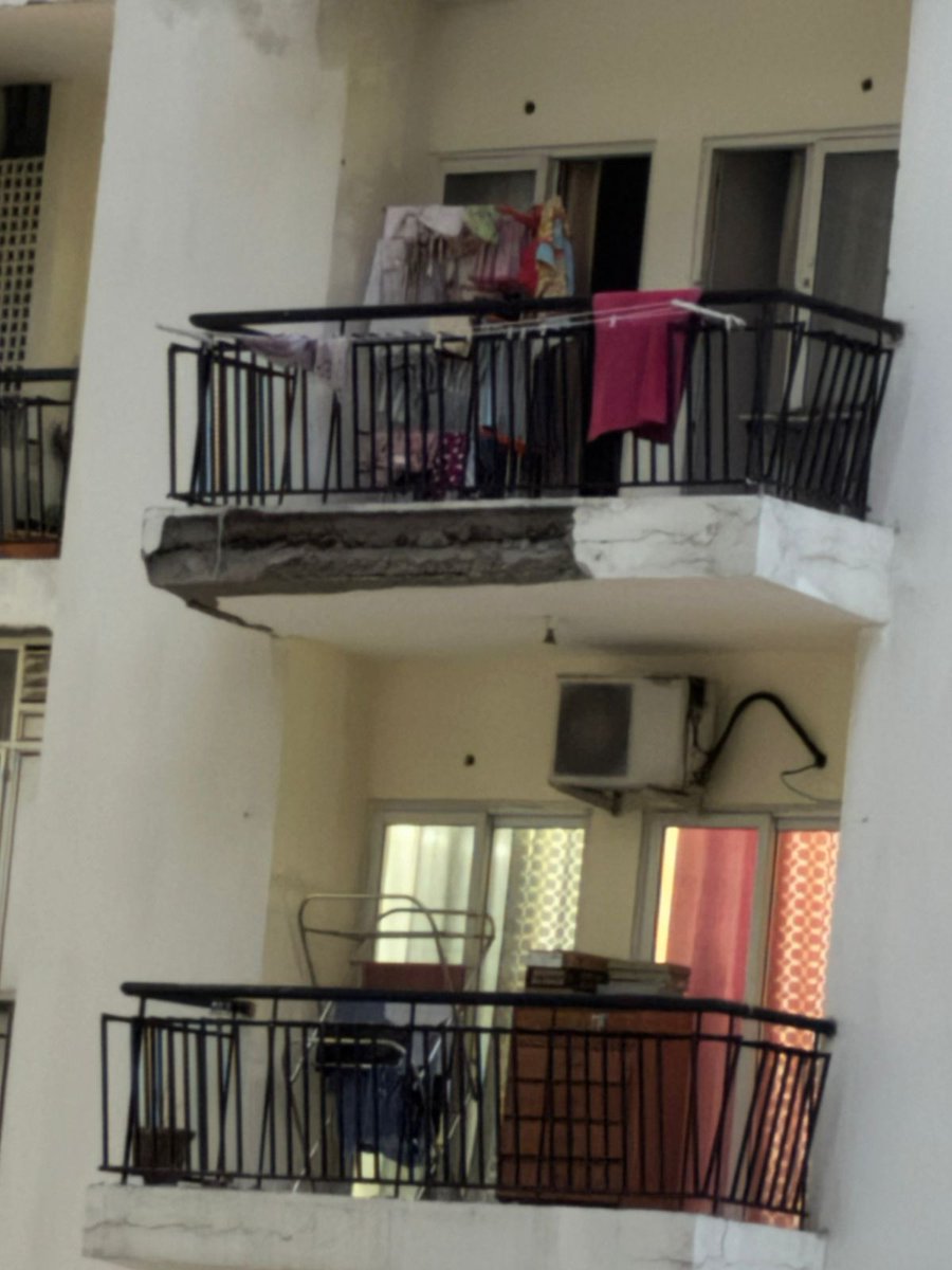 AGV1Owners's tweet image. #AntrikshGolfView1 निवासी सिर्फ भगवान के भरोसे हैं। 10 साल पुरानी इमारत की ये हालत और कोई सरकारी विभाग सुनवाई नहीं करता। हम तो सिर्फ समय पर वोट डालें और टैक्स भरें। क्या यही रामराज्य है? @CMOfficeUP
@CeoNoida @dmgbnagar
#RamRajya #Accountability #Noida #TaxPayersVoice