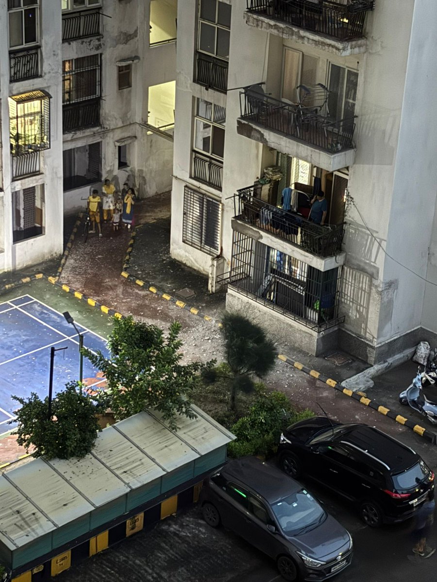 AGV1Owners's tweet image. #AntrikshGolfView1 निवासी सिर्फ भगवान के भरोसे हैं। 10 साल पुरानी इमारत की ये हालत और कोई सरकारी विभाग सुनवाई नहीं करता। हम तो सिर्फ समय पर वोट डालें और टैक्स भरें। क्या यही रामराज्य है? @CMOfficeUP
@CeoNoida @dmgbnagar
#RamRajya #Accountability #Noida #TaxPayersVoice