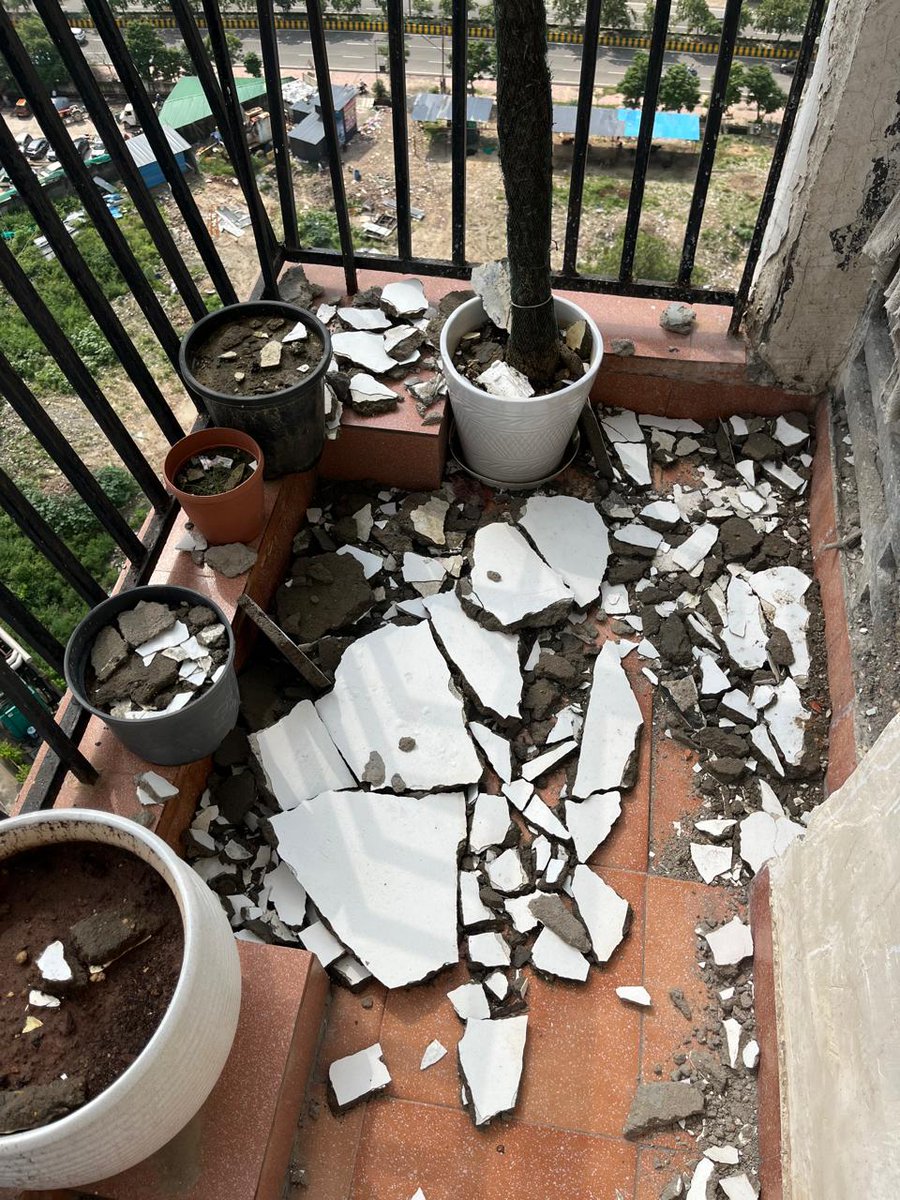 AGV1Owners's tweet image. #AntrikshGolfView1 निवासी सिर्फ भगवान के भरोसे हैं। 10 साल पुरानी इमारत की ये हालत और कोई सरकारी विभाग सुनवाई नहीं करता। हम तो सिर्फ समय पर वोट डालें और टैक्स भरें। क्या यही रामराज्य है? @CMOfficeUP
@CeoNoida @dmgbnagar
#RamRajya #Accountability #Noida #TaxPayersVoice