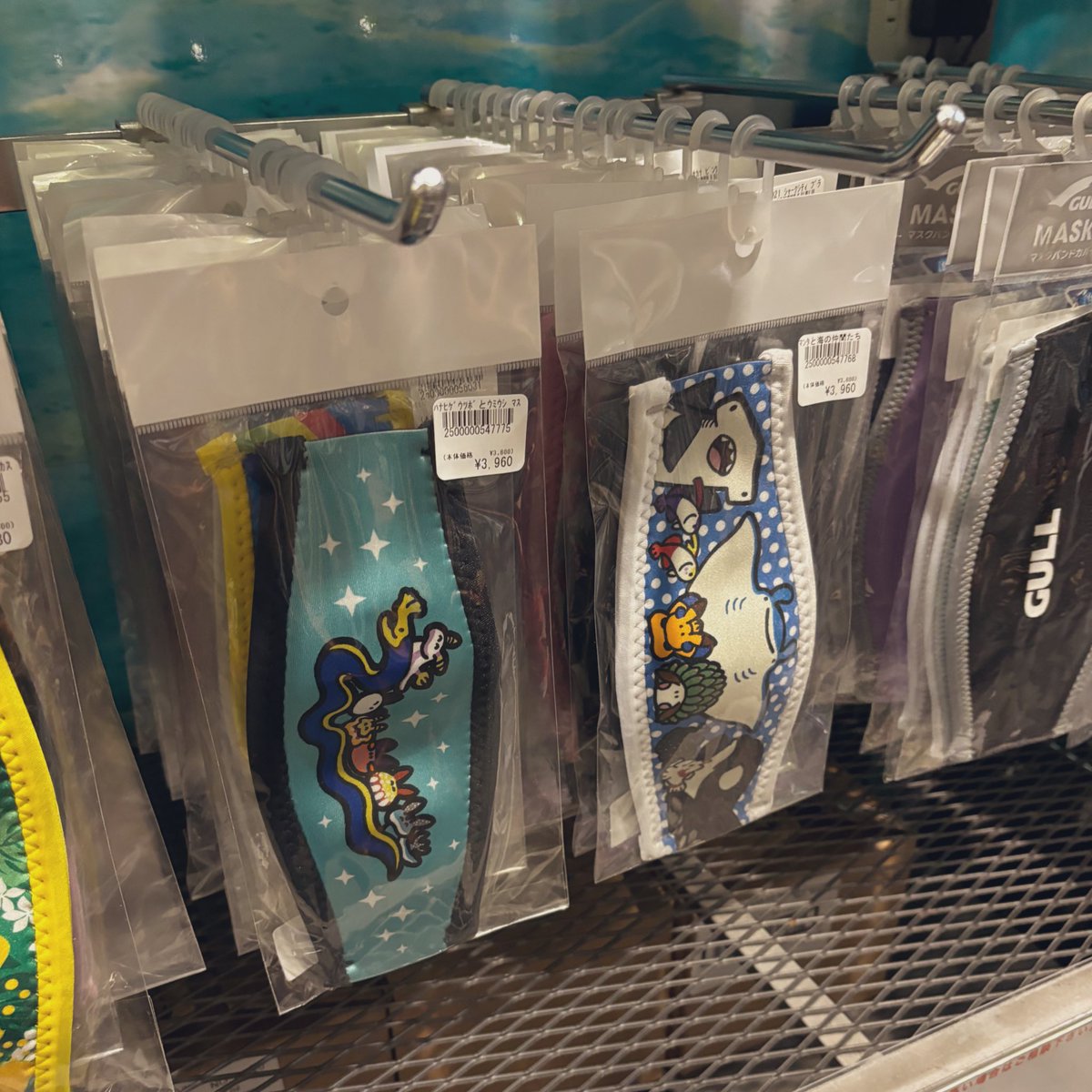 自分の商品が並んでいるのを覗きに赤いお店に行ってきました〜〜〜