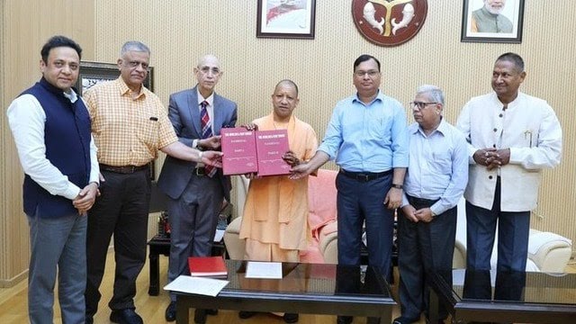 PMishra_Journo's tweet image. संभल में हुई हिंसा को लेकर जो रिपोर्ट आई है उसमें 
कहा गया है कि यहां पहले 45 फीसदी आबादी हिंदू थी, लेकिन आज यह घटकर 15 फीसदी रह गई है!

इतना काफी है..!  #Sambhal
#BiharElections2025