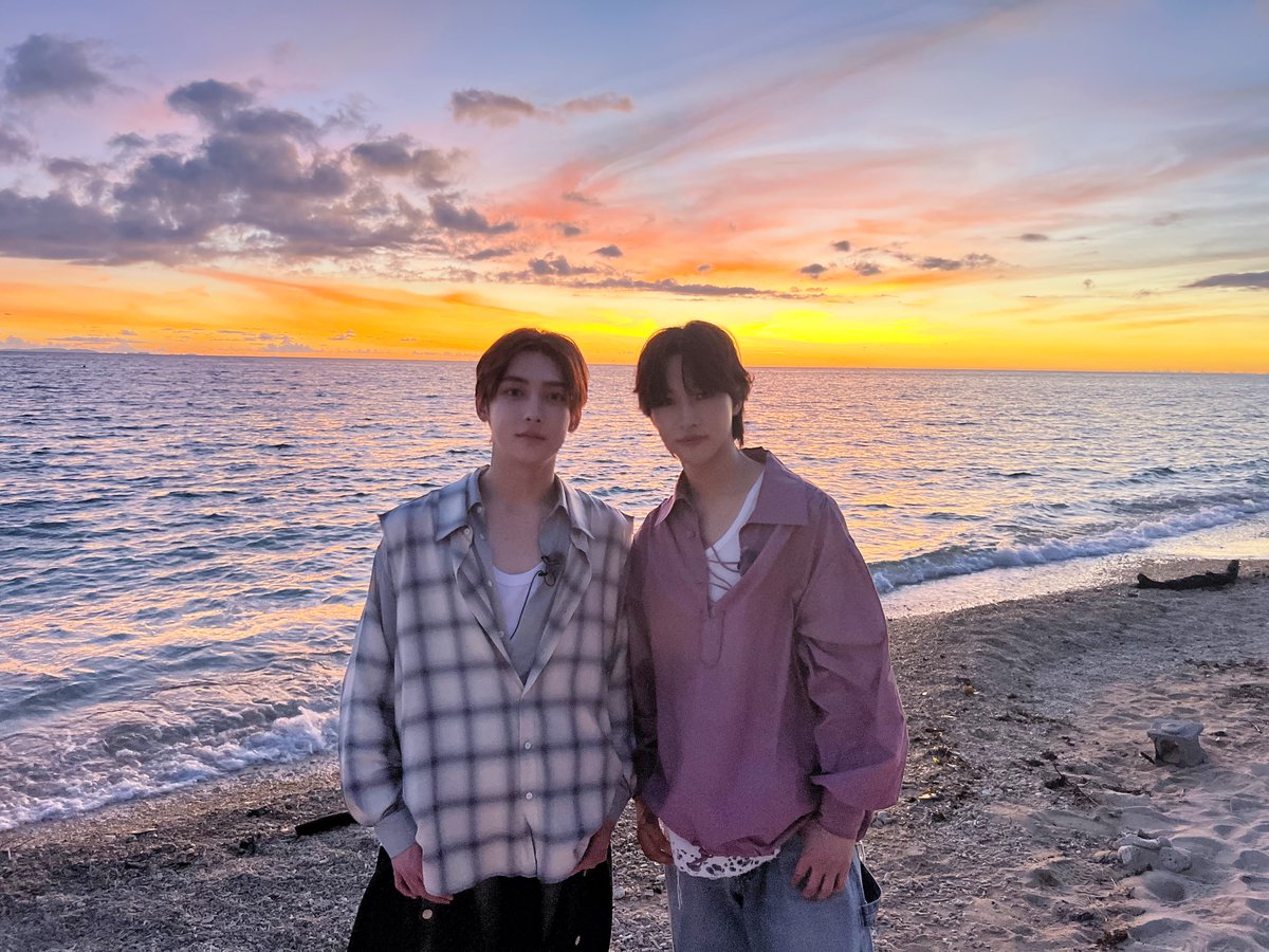 oricon's tweet photo. ROIROM、初冠番組 決定🎊
『ROIROM ROAD（ロイロム ロード）』

本多大夢と浜川路己が
思い出の地・沖縄で青春“ルーツ旅”🌺

「改めて2人で同じ目標に向かって
走っていけそうな気がした」

✍🏻2人のコメント
https://t.co/j8u680qNbK

日テレ2週連続放送＆TVer配信
Hulu未公開特別版4話📡

#ROIROMROAD https://t.co/1bIpVNmIgx
