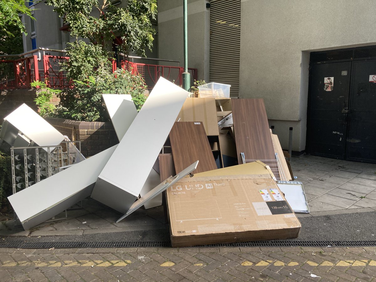 SE11 6UE rubbish been her for atleast 4 days. #flytipping #firesafety #towerblock <a href="/LambethSE/">LambethCouncil</a> #lambeth