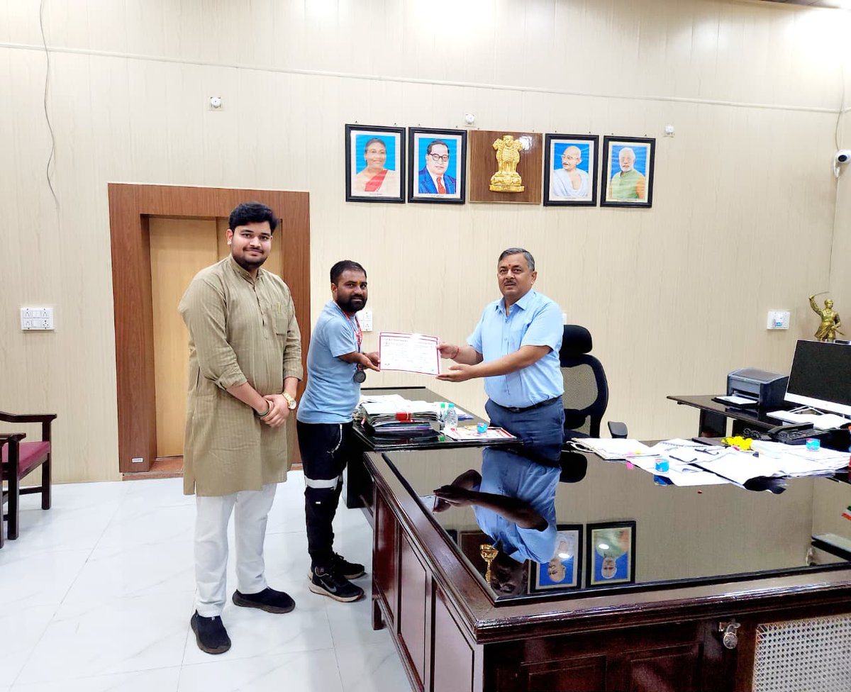collectorshivp1's tweet photo. 🏅 शिवपुरी का गौरव – रविंद्र गुर्जर 🏅

आज मध्यप्रदेश पैरा एथलेटिक्स प्रतियोगिता में 1500 मीटर रनिंग में स्वर्ण पदक जीतकर जिले का नाम रोशन करने वाले शिवपुरी के प्रतिभावान खिलाड़ी रविंद्र गुर्जर से भेंट की और उन्हें बधाई दी।✨
#shivpuri https://t.co/v9d7wcEWtS