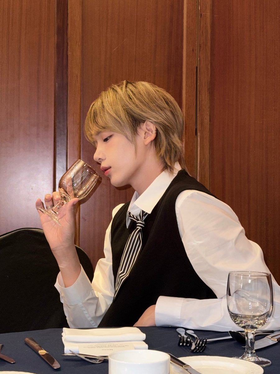AHOF_official's tweet photo. 고마워

#AHOF #아홉 
#SHUAIBO #장슈아이보 https://t.co/cz8zAHr7Pl