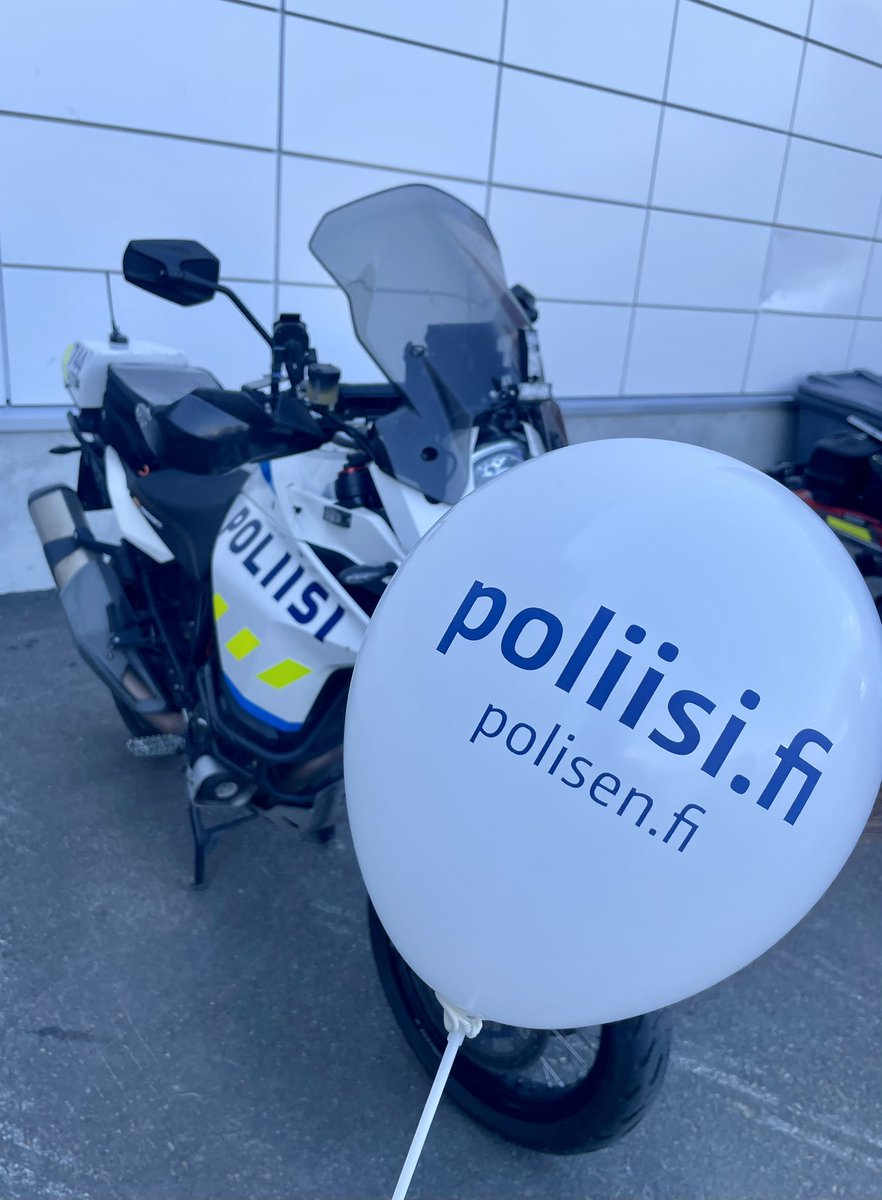 Parasta Poliisin päivässä ovat olleet hyvät keskustelut kansalaisten kanssa. Se että on aikaa pysähtyä juttelemaan, eikä ole kiire minnekään. 

Tulevana lauantaina eli 30.8.2025 siihen on taas mahdollisuus. Tapahtumapaikkakunnat ja -ajat näet poliisi.fi/poliisinpaiva