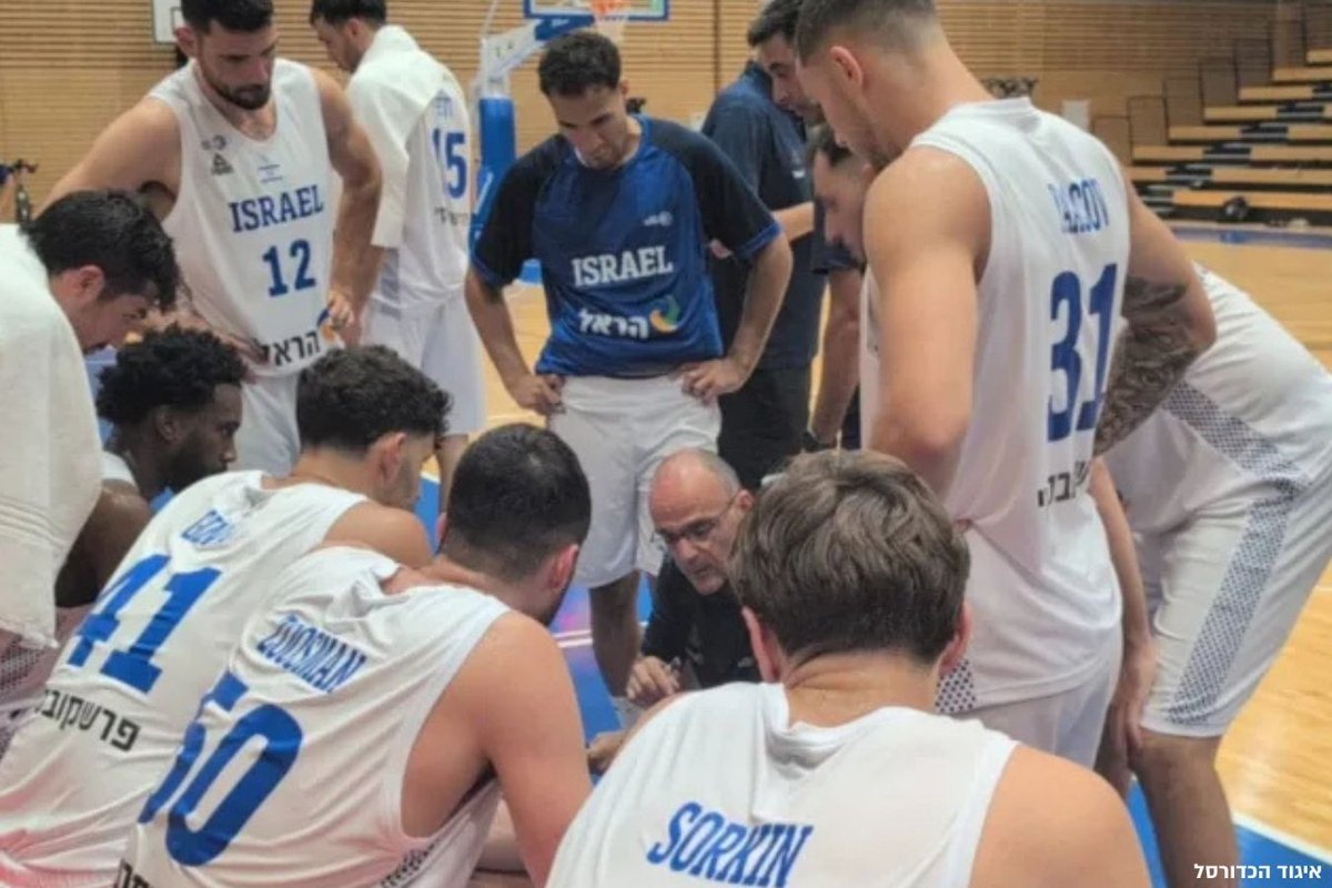 קפטן נבחרת ישראל בכדורסל תומר גינת על היורובאסקט: "אנחנו צריכים לעבור את שלב הבתים - זה אפשרי, ומשם כל דבר יכול לקרות. אם נגיע לרבע הגמר זה יהיה הישג גדול מאוד"
#עושיםספורט | <a href="/OriUzan/">Ori Uzan 🎗️</a> <a href="/danzilb/">Daniel Zilberstein</a>