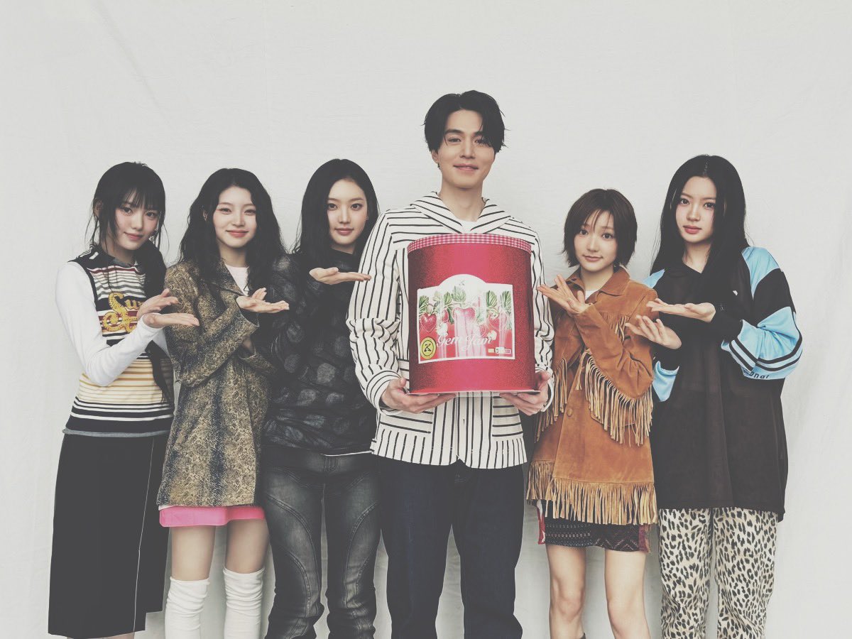 Lyeesui's tweet image. gathered together with Dongwook sunbae bright smiles and warm energy, holding on to little moments that feel bigger than they seem. sometimes it’s not about the gift itself, but the joy of sharing it and the laughter that follows. ♥︎