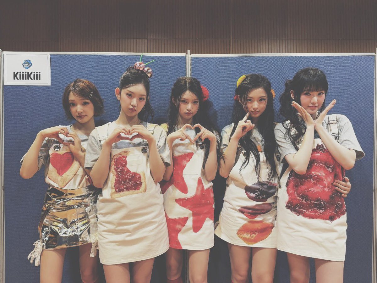 Lyeesui's tweet image. &amp;lt; 🍑🫐 &amp;gt; 

happy me,
happy us,
I Do Me! ✺