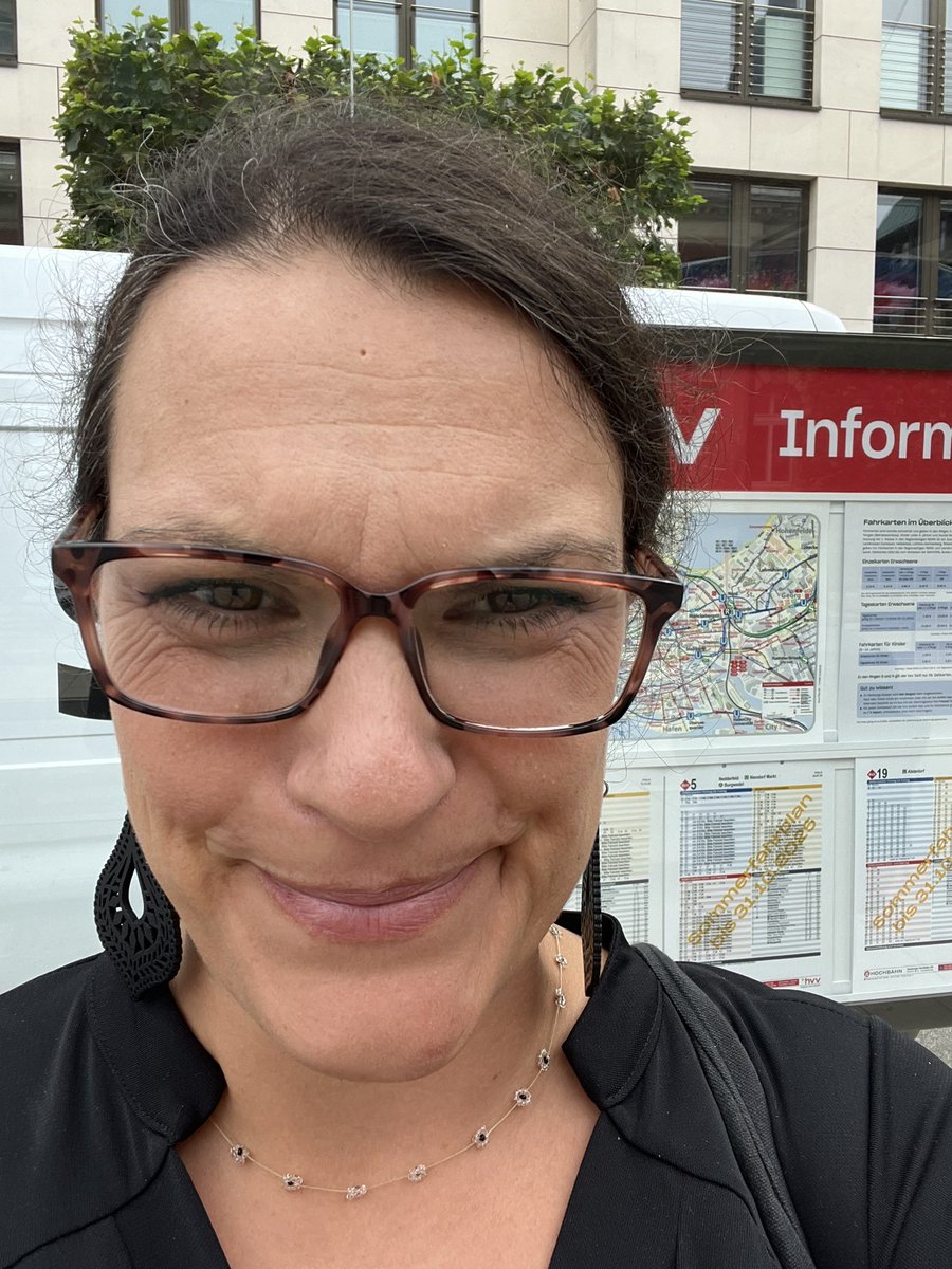 Auf nach Hamburg 🚏✨

Keynote zur Rolle von KI in der Grundschule + Workshop eigene KI-Assistent:innen entwickeln.

Freue mich auf Austausch &amp; viele diklusive Ideen 🌈
#Diklusion #Inklusion #KI #Bildung