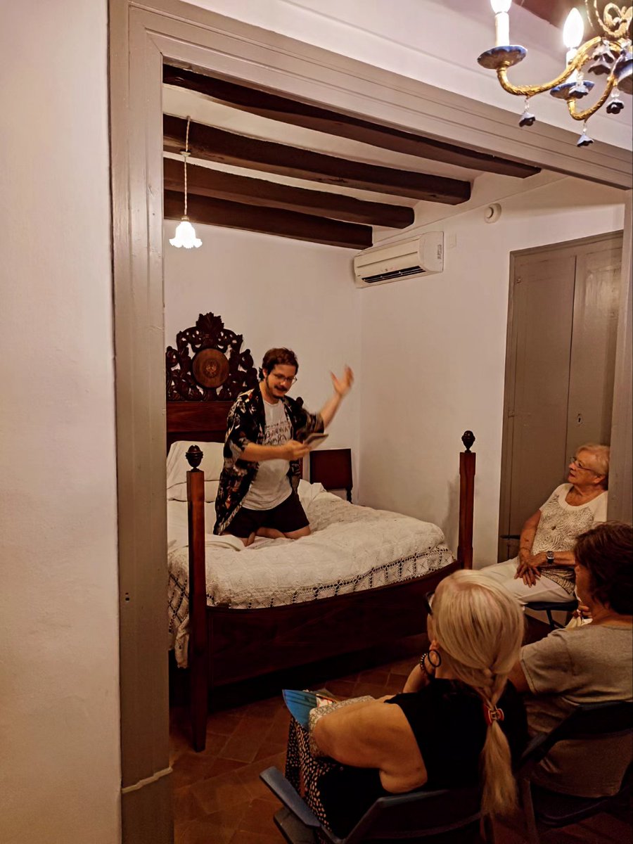 ✨ Últim dilluns al MÀG, i quin final!
Aquest dilluns vam viure una experiència única amb Josep Pedrals i el seu espectacle “Poesia amb pijama”, que va tancar el cicle ELS DILLUNS AL MÀG.

Al🧵👇hi teniu tot el que vam viure!

#EstimemLaCultura #elV #ÀngelGuimerà #ElsDillunsAlMÀG