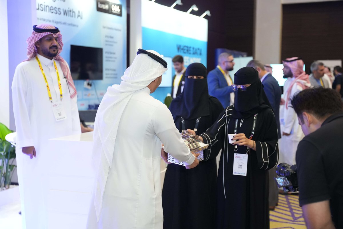 Tradepassglobal's tweet image. 🚀 Networking Break Frenzy at #SDAIS! Delegates are buzzing with energy, exploring game-changing AI &amp;amp; data solutions while exhibitors stay on their toes nonstop.

📍 JW Marriott Riyadh | #Networking #AI #Innovation #SaudiArabia