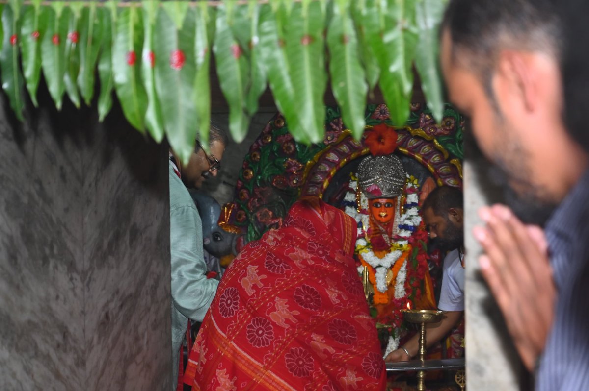 KVSinghDeo1's tweet photo. ଆଜି ନୂଆଁଖାଇ ଅବସର ରେ ବଲାଙ୍ଗିର ସ୍ଥିତ ମା ସମଲେଶ୍ଵରୀ ଙ୍କ ମନ୍ଦିର ଯାଇ ମା ଙ୍କର ଆଶୀର୍ବାଦ ଭିକ୍ଷା କରିଥିଲି। ମା ଙ୍କ କୃପା ସମସ୍ତ ଙ୍କ ଉପରେ ବଜାୟ ରହୁ ଏହି ନୂଆଁଖାଇ ସମସ୍ତ ଙ୍କ ଜୀବନ ରେ ସୁଖ,ଶାନ୍ତି ଏବଂ ସମୃଦ୍ଧି ଆଣିଦେଉ।ଏଥିରେ ମୋ ସହ ବଲାଙ୍ଗିର ମାନନୀୟା ସାଂସଦ ତଥା ମୋର ଧର୍ମପତ୍ନୀ ଶ୍ରୀମତୀ ସଂଗୀତା କୁ��ାରୀ ସିଂ ଦେଓ ମଧ୍ୟ ଉପସ୍ଥିତ ରହିଥିଲେ।

@sksingh_deo

#nuakhai #balangir