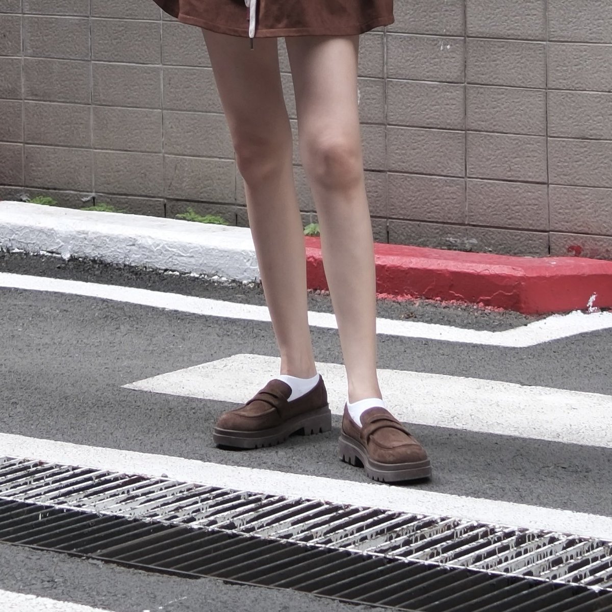 PPIMMYY's tweet photo. Loafer minx รุ่น wynn velvet แบบหนังกลับ คือน่ารักมากกก นุ่มนิ่มสุดๆ เราใส่สี Mocha ☕️ นะคะ เป็นสีที่แต่งตัวได้ง่ายยมาก แนะนำมีสักคู่ https://t.co/sSywrdC736