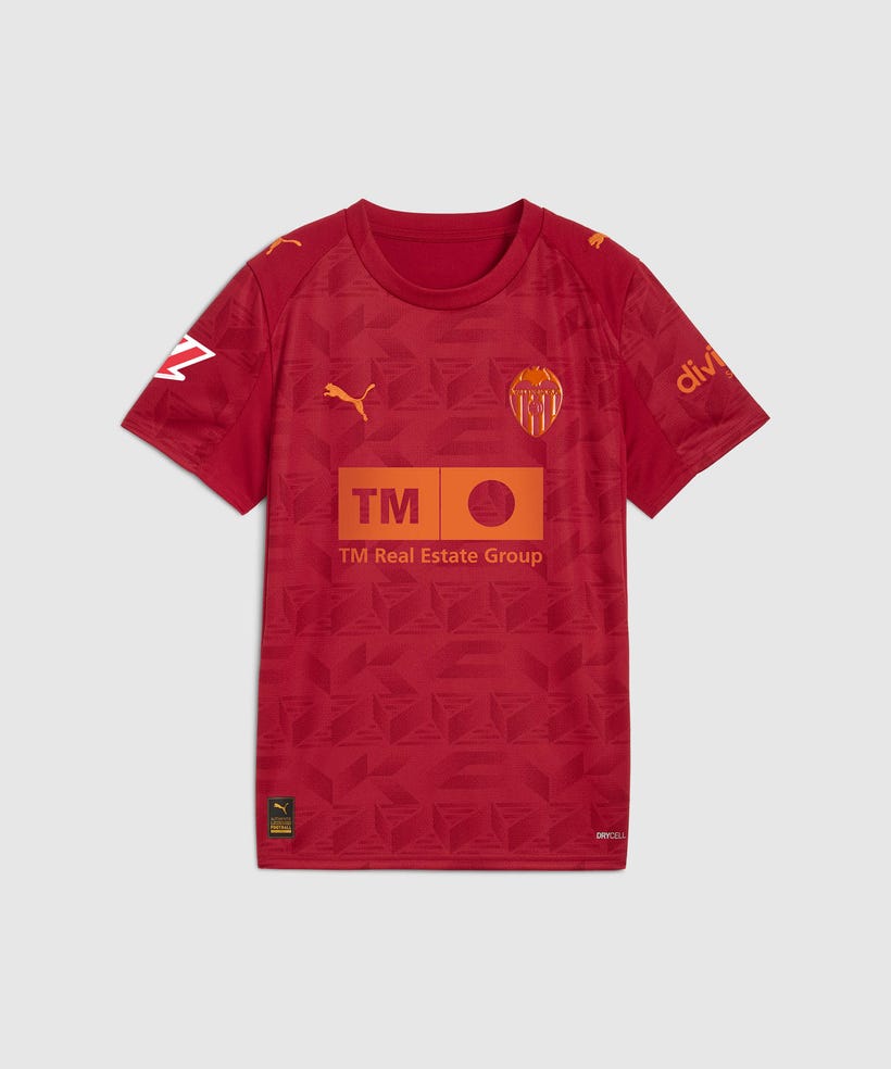 jlacort's tweet image. Nano Banana es una salvajada. "Ponle al hombre de la foto la camiseta roja que te adjunto. Y de fondo, Mestalla". Ocho segundos después...