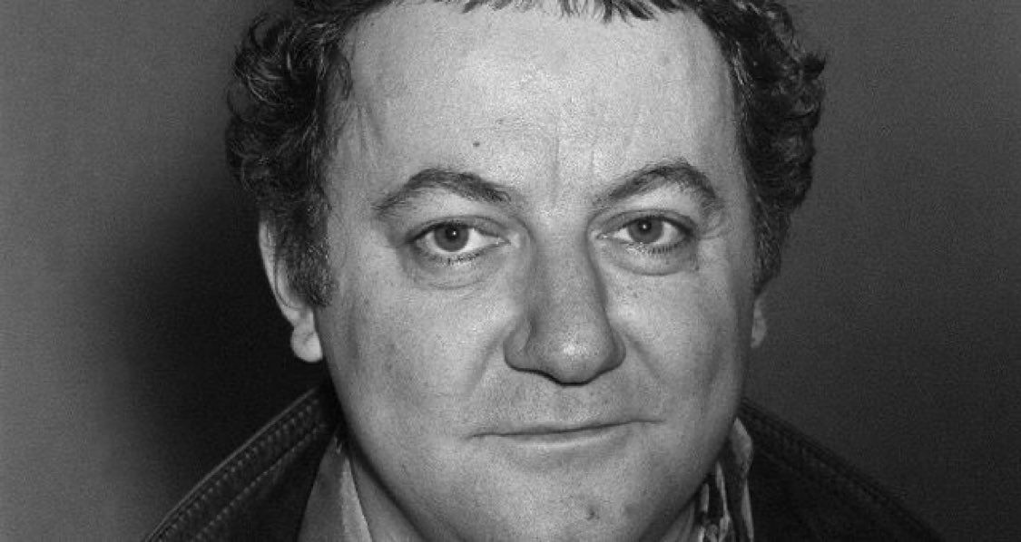 “On devrait inventer l'alcooltest politique, faire souffler les hommes politiques dans un ballon pour savoir s'ils ont le droit de conduire le pays au désastre.”
Coluche