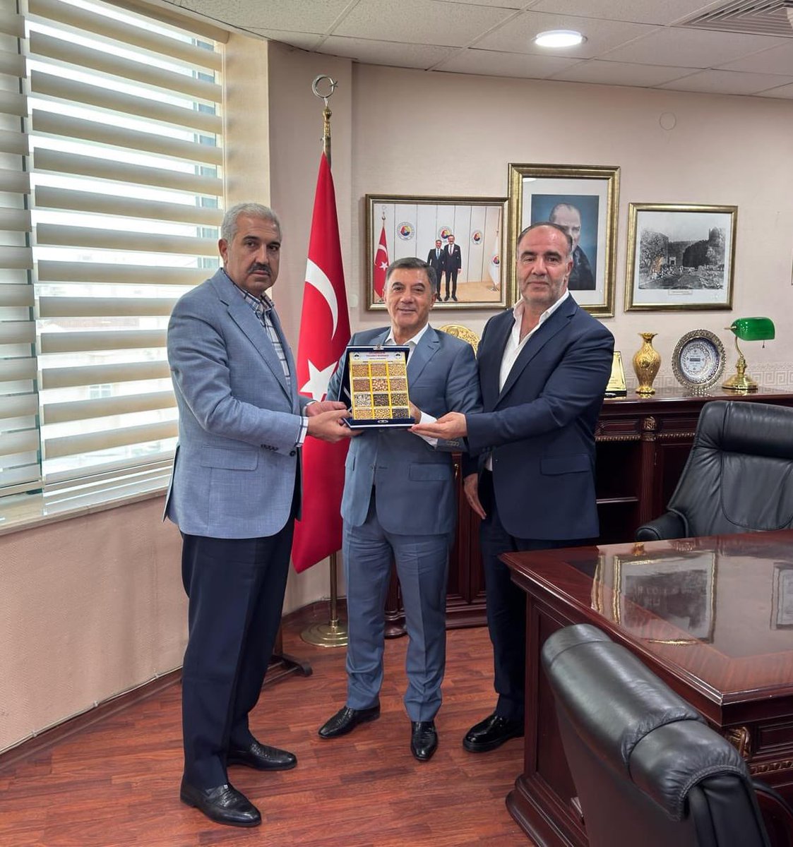 Borsamızı ziyaret eden AK Parti Diyarbakır İl Başkanı Ömer İler İle AK Parti İl Yönetimine
nazik ziyaretlerinden dolayı teşekkür ederim.