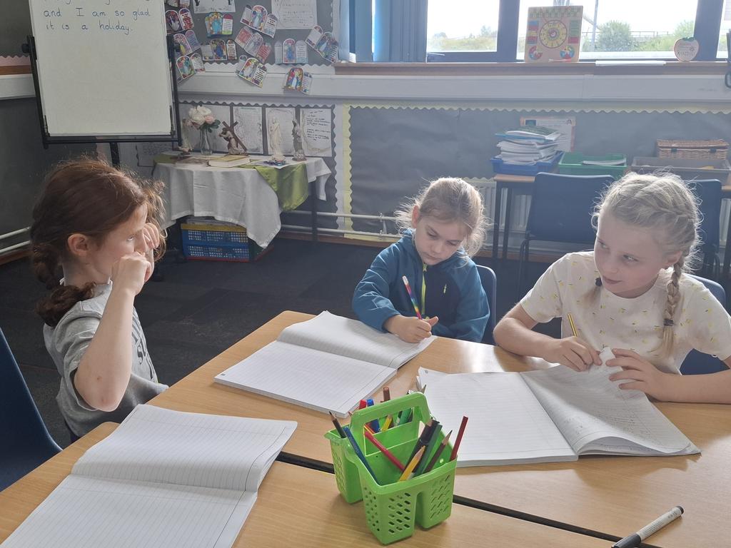 StAndrewsCumb's tweet image. Today P4 are working hard to dictate sentences to our partners using our phoneme family.