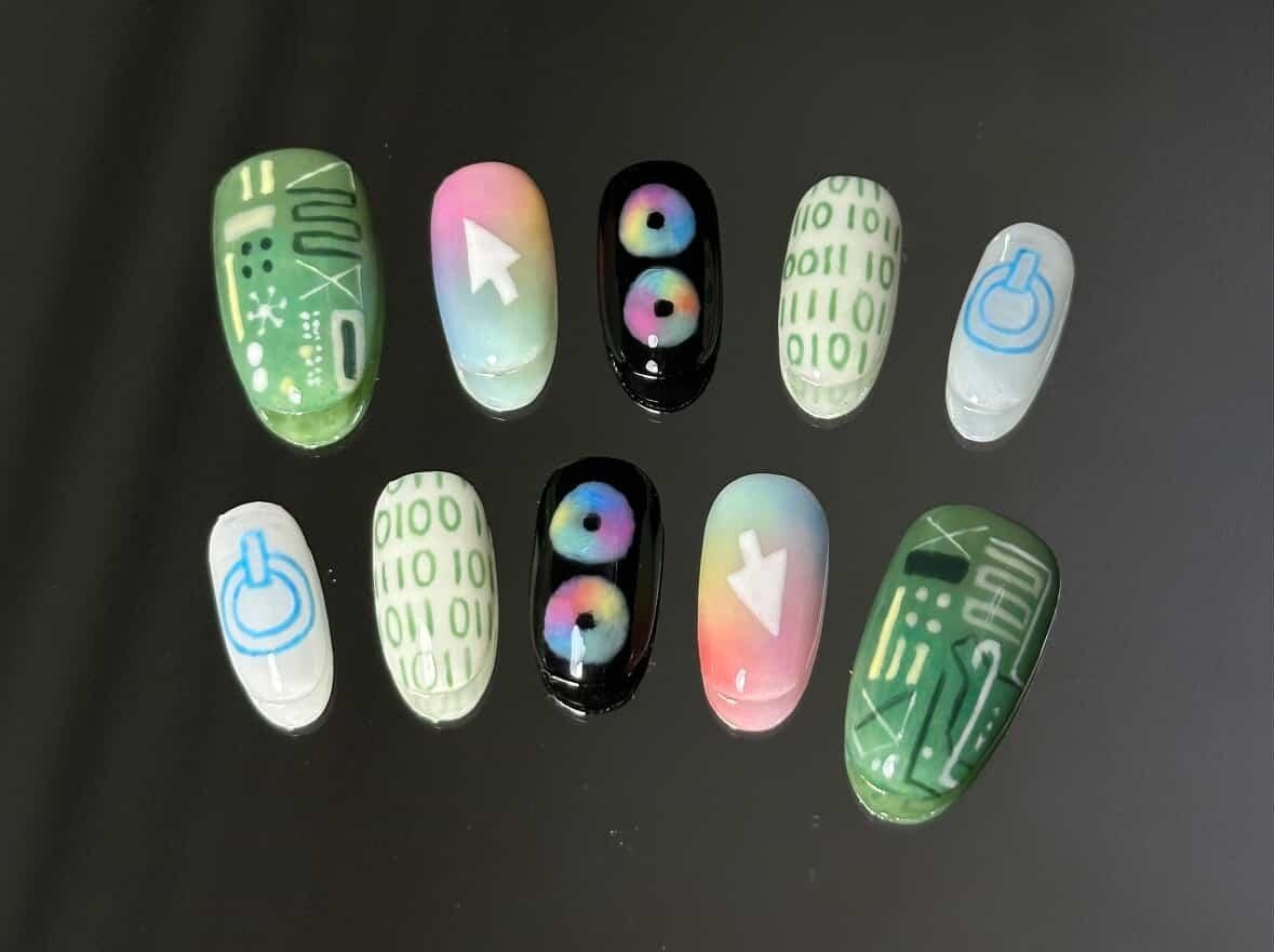 _pidgu_'s tweet image. i custom ordered nails inspired from Mac and now I&apos;m lowkey gonna make it my personality of the week

i did the sketchy sketch myself😚
#macdateeverything