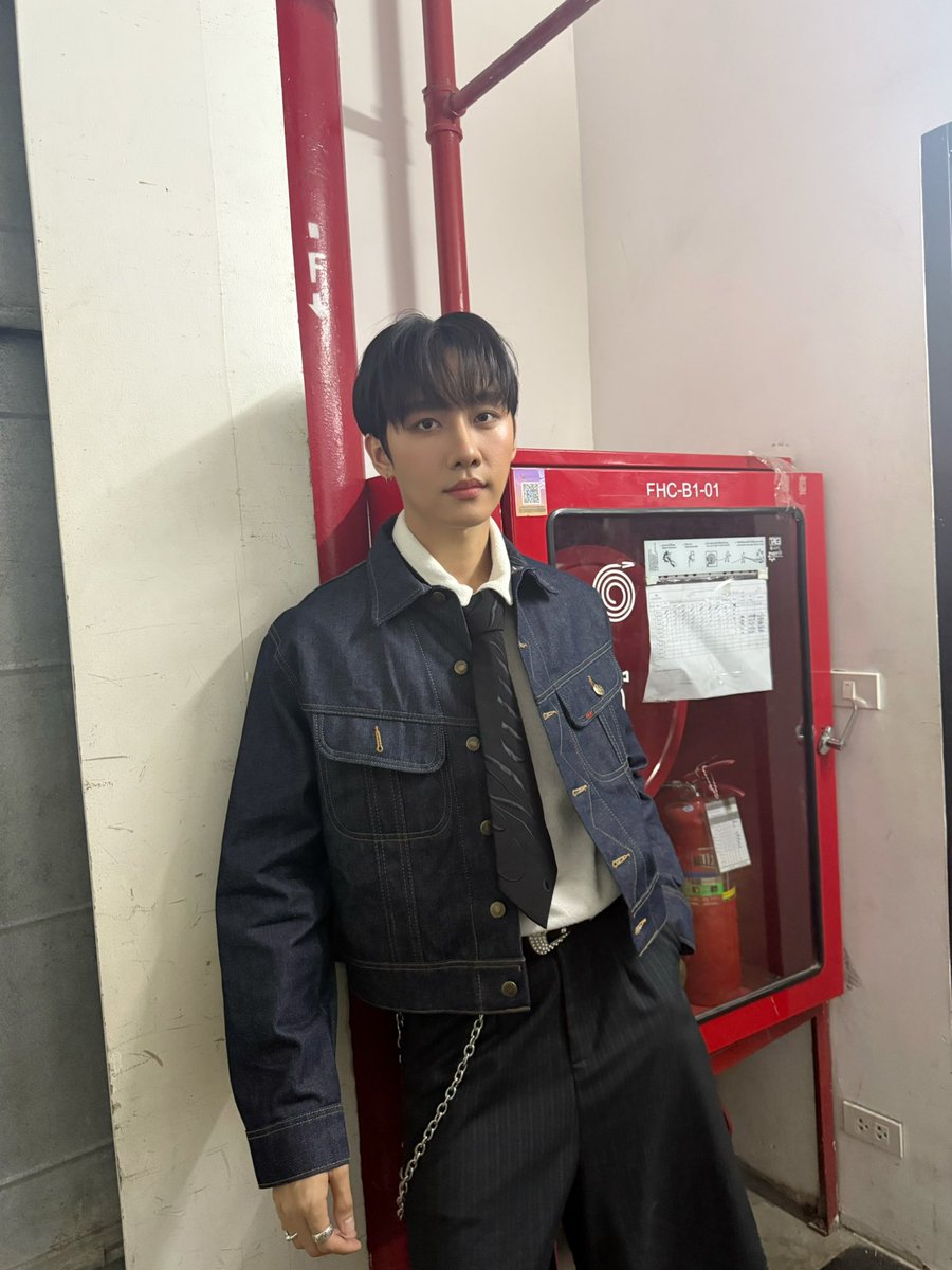 MSiwatofficial's tweet photo. “BLUE PONGTIWAT THE FIRST DEBUT STAGE ”🩵

#MSIWAT 
#MarkSiwat https://t.co/knNZMOUjac