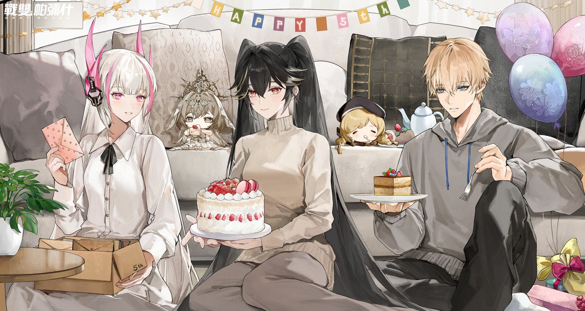 台湾版５周年記念イラスト
【指揮官,五週年快樂!】

今天的休息室有些特別——

灰鴉小隊的三位一早就開始佈置房間,

箱子裡放滿了來自空花大家的祝福,等會一邊吃蛋 糕一邊慢慢讀信吧~