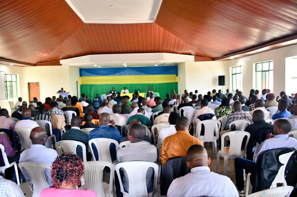 Kuri uyu wa Kane,ku biro by'Akarere ka #Karongi habereye inama nyunguranabitekerezo yo ku rwego rw'Intara ku myiteguro y'Igihembwe cy'ihinga 2026A. Ni inama iyobowe na Guverineri w'Intara,Ntibitura Jean Bosco ari kumwe n'Umunyamabanga Uhoraho muri <a href="/RwandaAgri/">Ministry of Agriculture & Animal Resources |Rwanda</a>, Dr. Kamana Olivier.