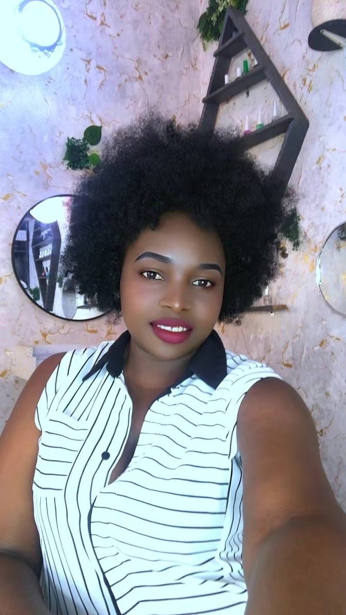 Gud afternoon ma babies 😊say halo to mami 🤗 #Lizworldovnails Bweyogerere 💅💄