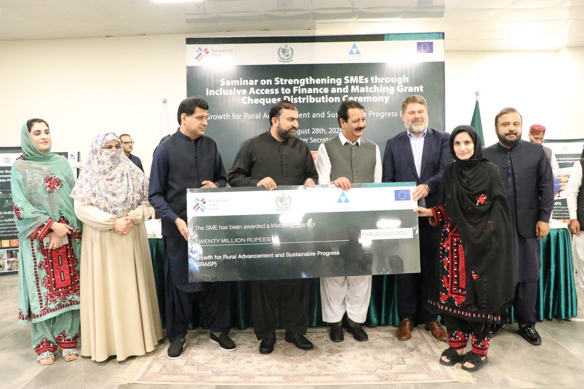 EUPakistan's tweet image. Today 🇵🇰 CM Balochistan @PakSarfrazbugti, joined virtually by 🇪🇺Head of Cooperation Jeroen Willems, awarded matching grants to promising SMEs from rural Balochistan.
These 🇪🇺 grants will help finance projects that create jobs, drive innovation &amp;amp; open socio-economic opportunities.