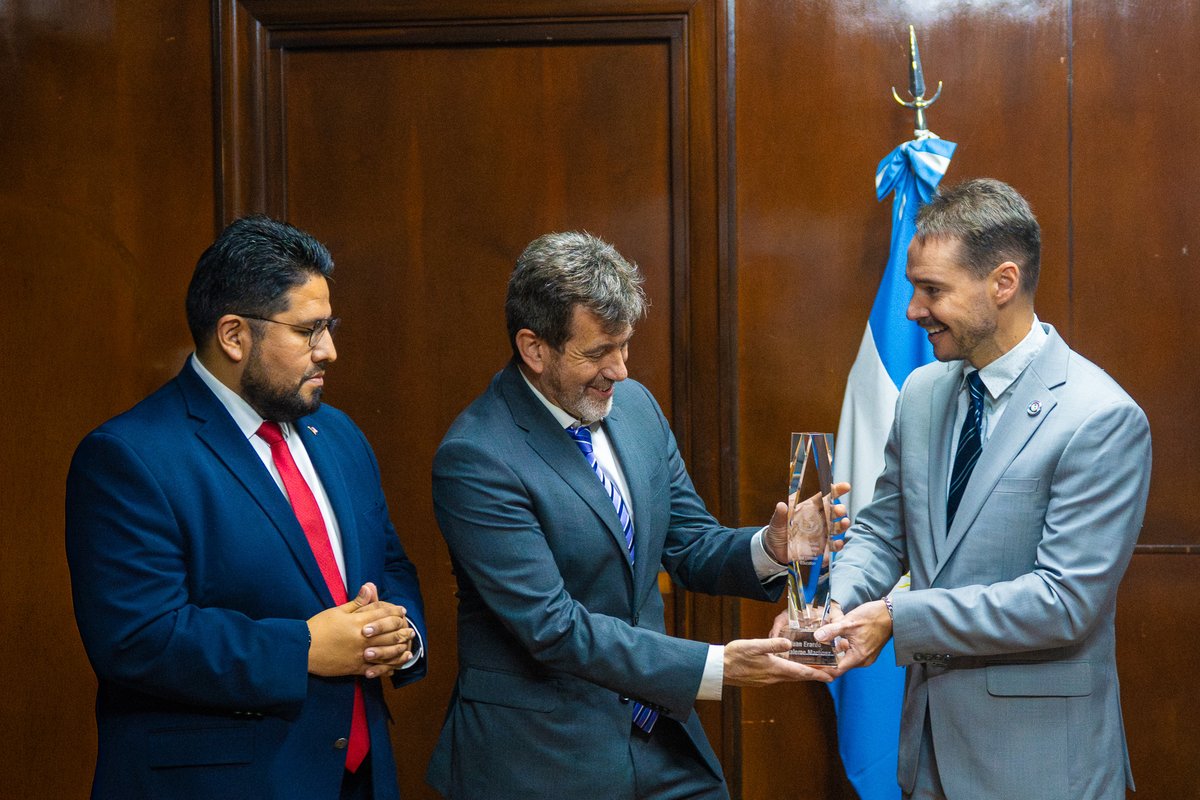 WJPerryCenter's tweet photo. From Aug 19–21, the Perry Center participated in #SOUTHDEC25 in Buenos Aires. Co-hosted by @Southcom and Argentina’s Armed Forces, the event focused on regional threats, multi-domain ops, and practical defense cooperation. https://t.co/hQkfrrCCVh