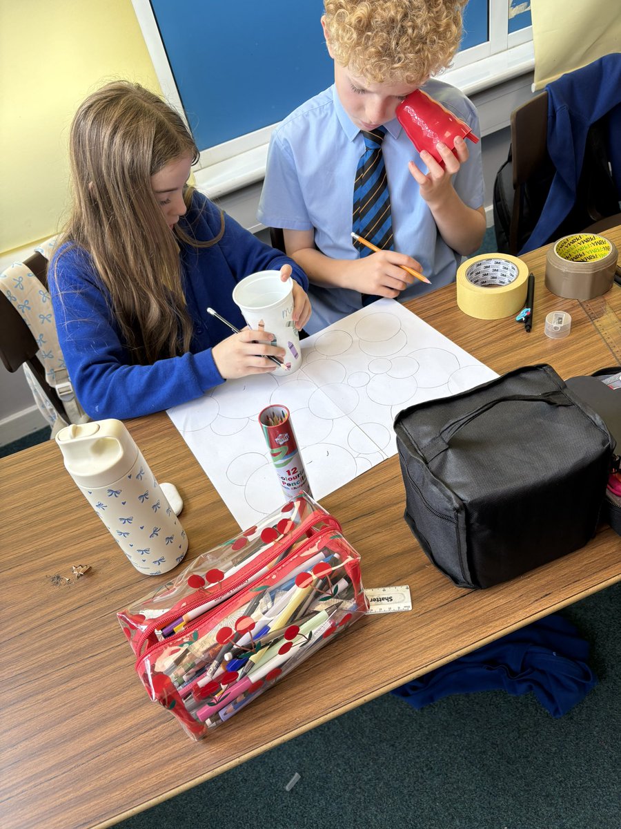 After a morning spent writing friendship poems, we’re now collaborating with our peers to create Friendship Circles 🫶🏻