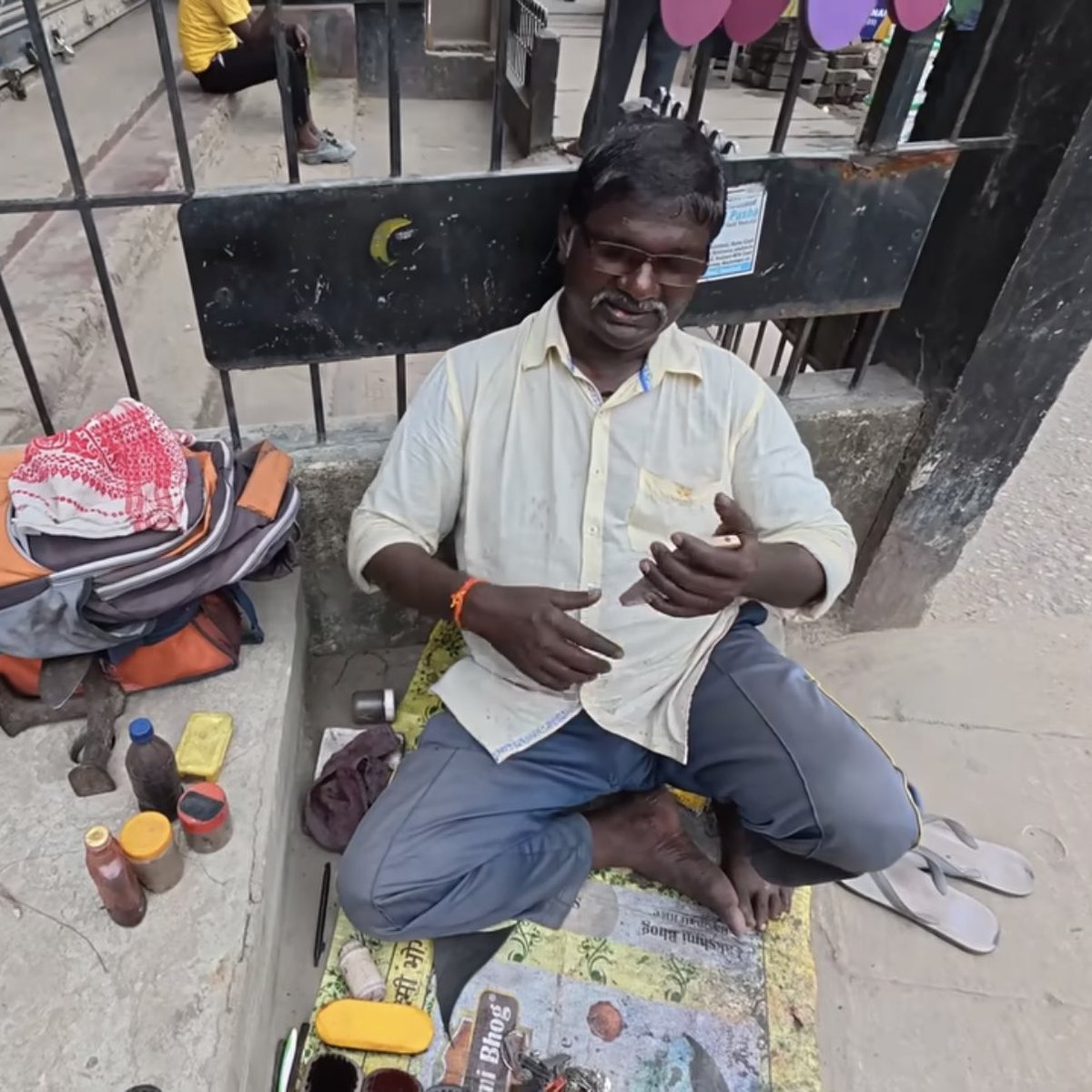 wepergee's tweet image. ในอินเดีย... แค่จะมีชีวิตรอดแบบปกติ ต้องใช้เงินวันละราว 150 บาท แต่ลุงคนหนึ่งที่ผมเจอ รับจ้างขัดรองเท้าครั้งละ 15 บาท เขานั่งรอลูกค้ามาครึ่งวัน... จนเกือบเที่ยงผมคือลูกค้าคนแรก รายได้ทั้งเช้า = 15 บาท ยังไม่พอแม้แต่จะซื้อข้าวมื้อเดียว