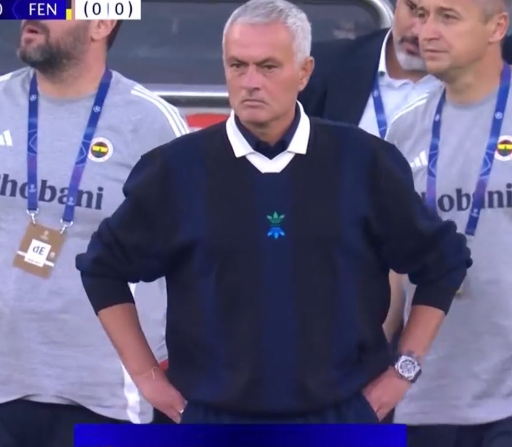 bugrasezer12's tweet photo. Dün akşam tek güzel olan şey mourinhonun üzerindeki sweatti aq https://t.co/AoFoJlDkIx
