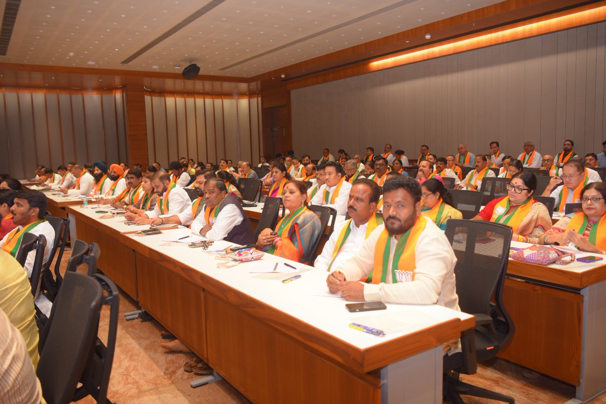 sunilbansalbjp's tweet image. आज भाजपा केंद्रीय कार्यालय में ‘सेवा पखवाड़ा अभियान’ को लेकर आयोजित केंद्रीय कार्यशाला में मा. राष्ट्रीय अध्यक्ष श्री जे. पी. नड्डा जी का मार्गदर्शन प्राप्त हुआ। 
बैठक में 17 सितंबर से 2 अक्टूबर तक चलने वाले अभियान की रूपरेखा और विभिन्न कार्यक्रमों पर विस्तृत चर्चा हुई।…