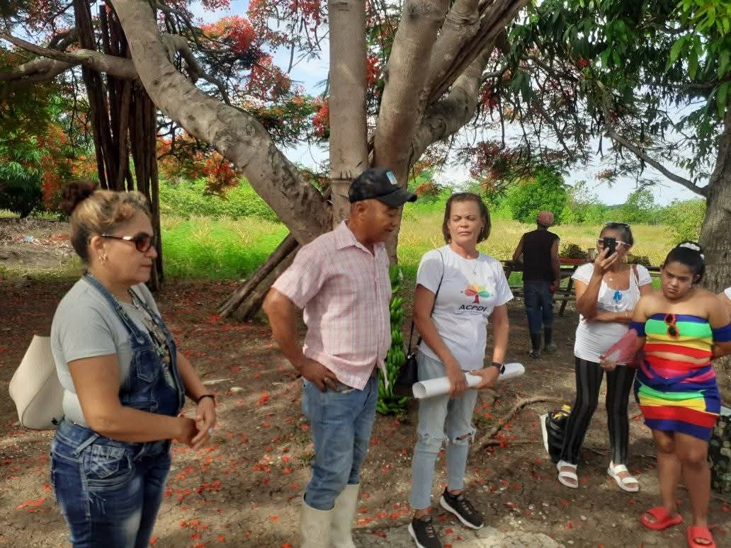 GEORGE80283962's tweet photo. #AnapSantiago:En la Finca "Monte Sion" el campesino Roberto Montero Fuentes recibió a los niños que padecen de discapacidad intelectual del municipio #SanLuis dónde apreciaron el desarrollo de los frutales así como la posibilidad en el futuro de formar un círculo de interés. https://t.co/aiVYmzgOX1