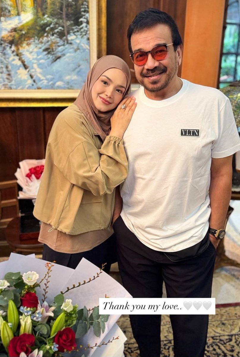 That’s not a diamond on Her Royal Highness Biduanita Negara’s finger y'all... that’s a portable lighthouse!