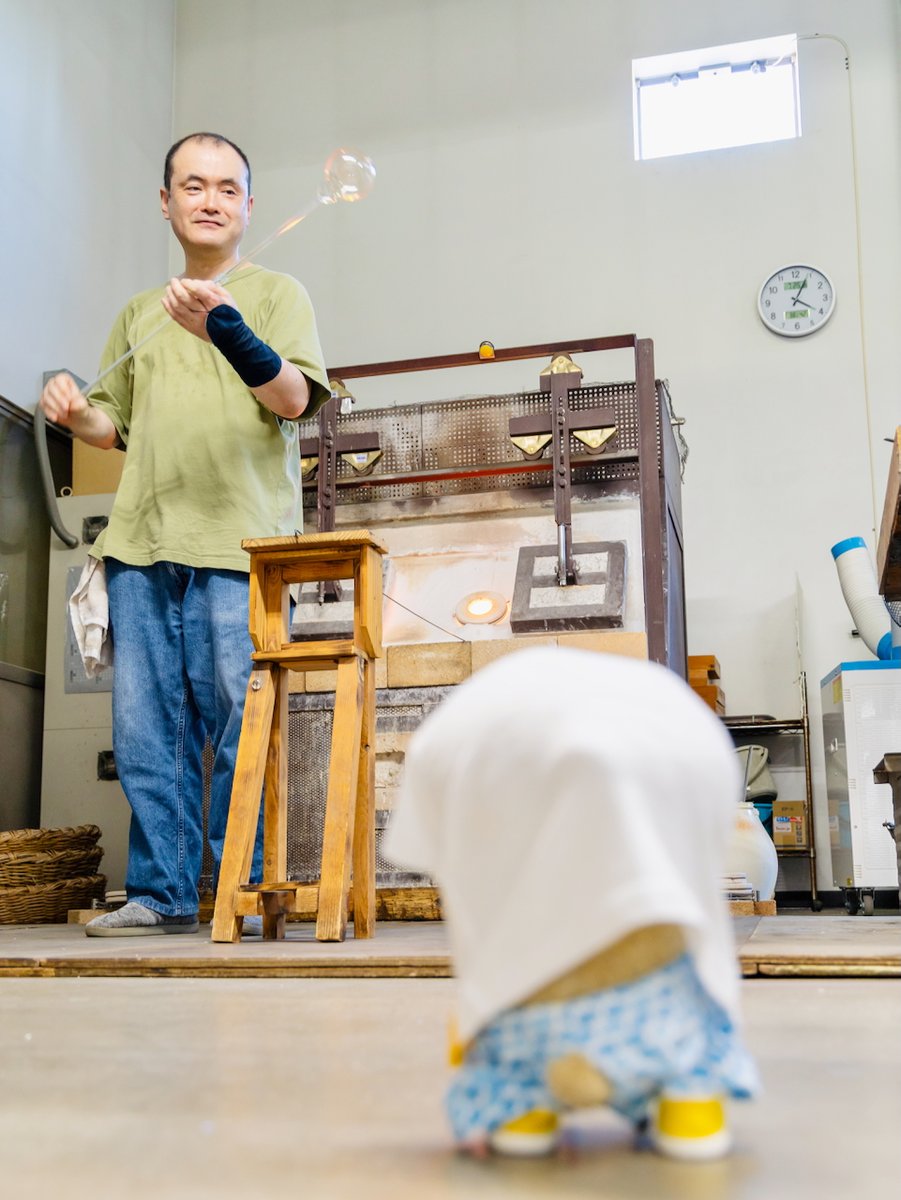 あれ？
何してるのかな？
長いぼおで、フーフーしてるねぇ。
ふうせんかな？
火の玉かな？