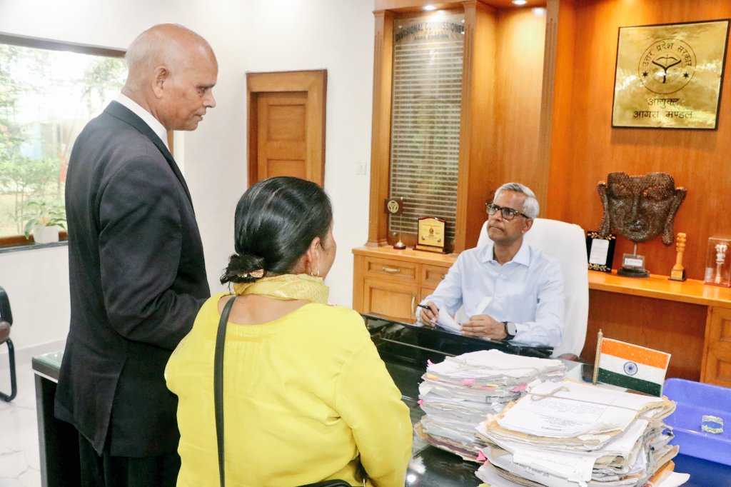 CommissionerAgr's tweet image. मण्डलायुक्त कार्यालय पर जनसामान्य की समस्याओं व शिकायतों को सुना. समयबद्ध एवं उचित निस्तारण हेतु संबंधित अधिकारियों को दिशा-निर्देश जारी किए.

@CMOfficeUP